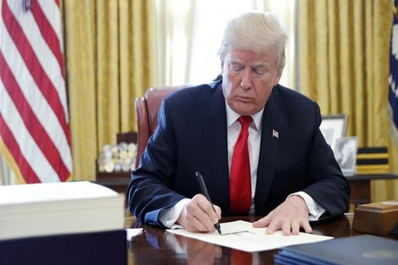 Trump Türkiye'ye yaptırım çağrısı da içeren torba yasayı imzaladı